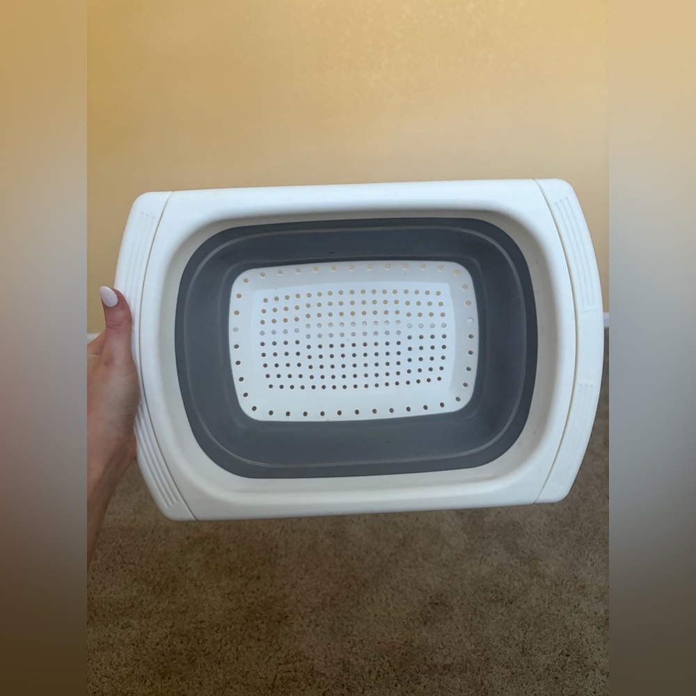 Collapsible White and Gray Strainer